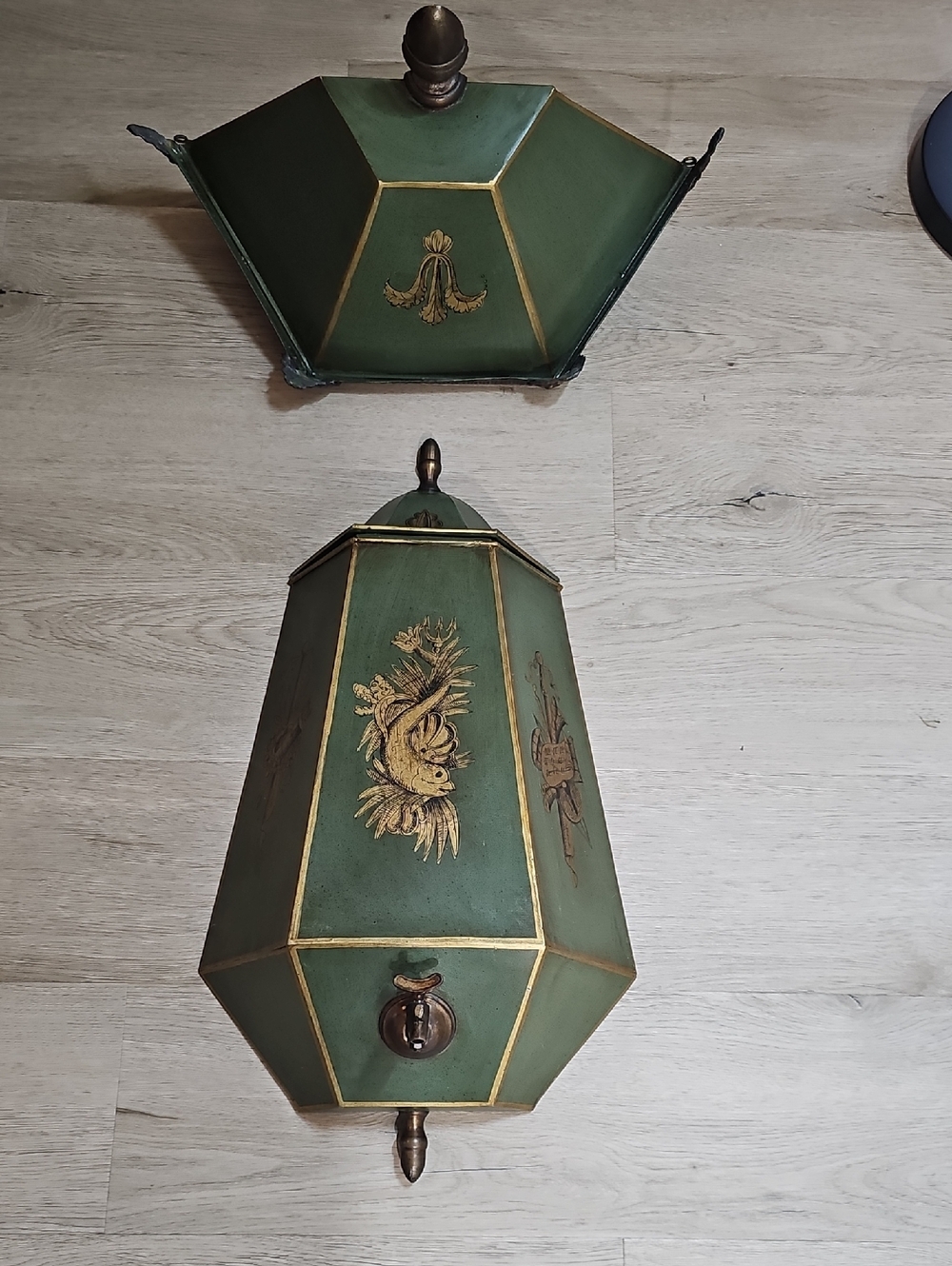 Vintage Pair Metal Lavabo Set Toleware Painted Tin Wall Decor - Picture 15 of 17